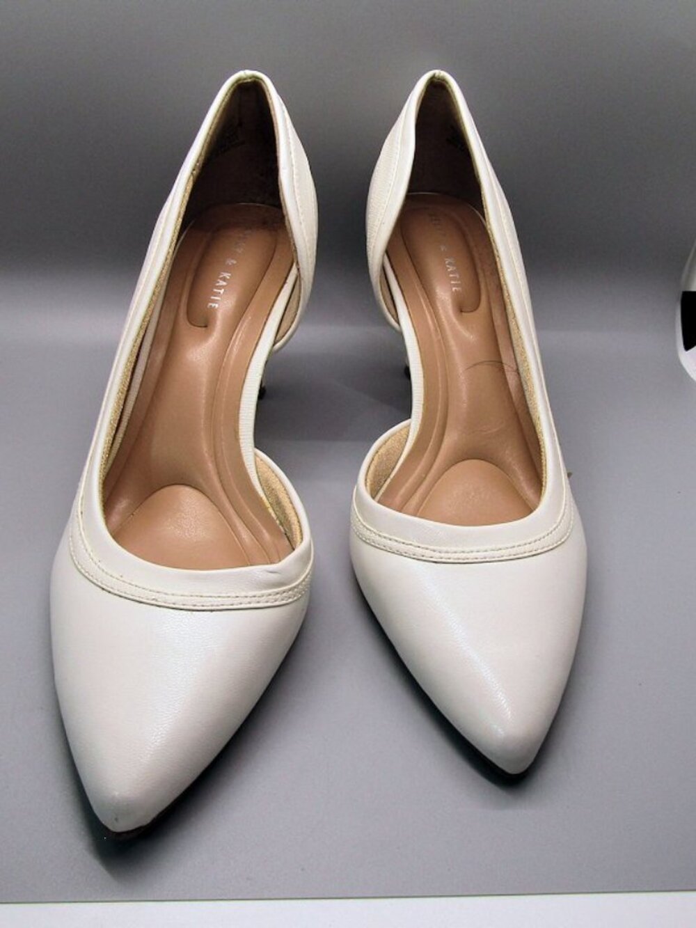 Kelly & Katie size 8.5 M pointed toe pumps kitten heels color white ivory